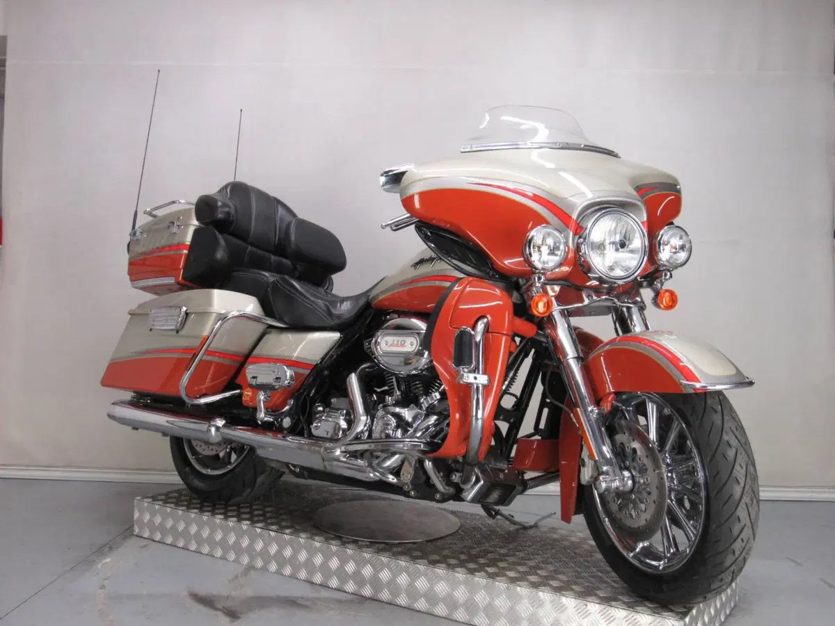 Harley-Davidson 1800 Electra Glide Ultra Classic (2009 - 11) - FLHTCUSE