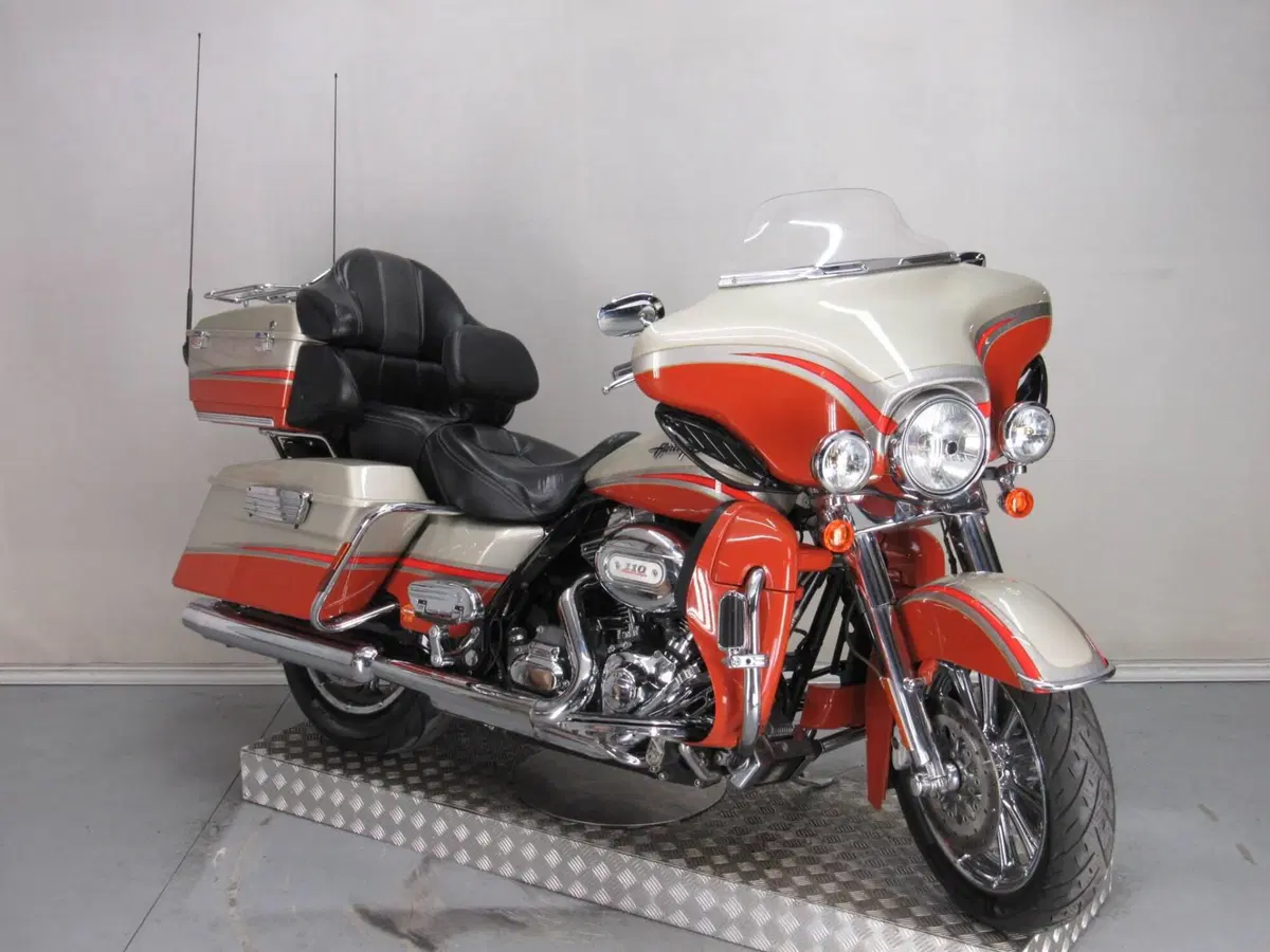 Harley-Davidson 1800 Electra Glide Ultra Classic (2009 - 11) - FLHTCUSE (9)