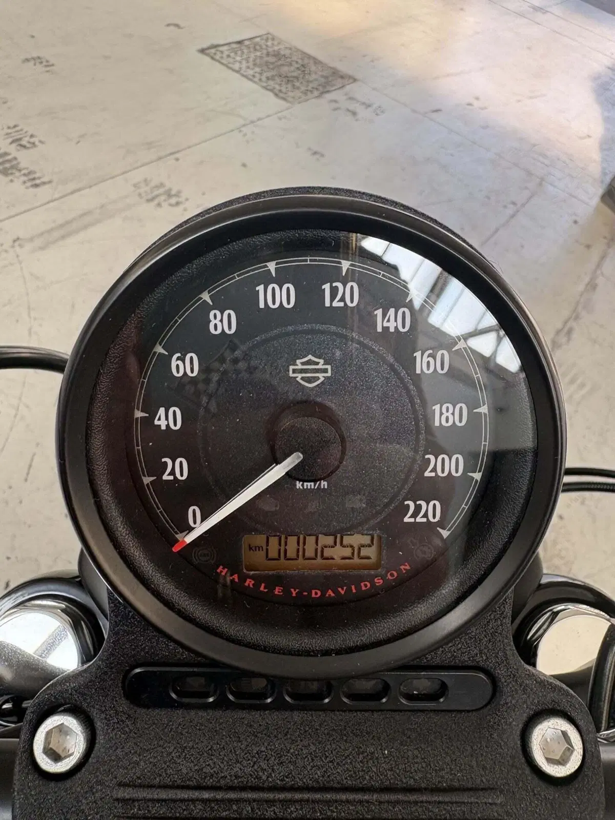 Harley-Davidson 883 Iron (2017 - 20) - XL 883N (2)