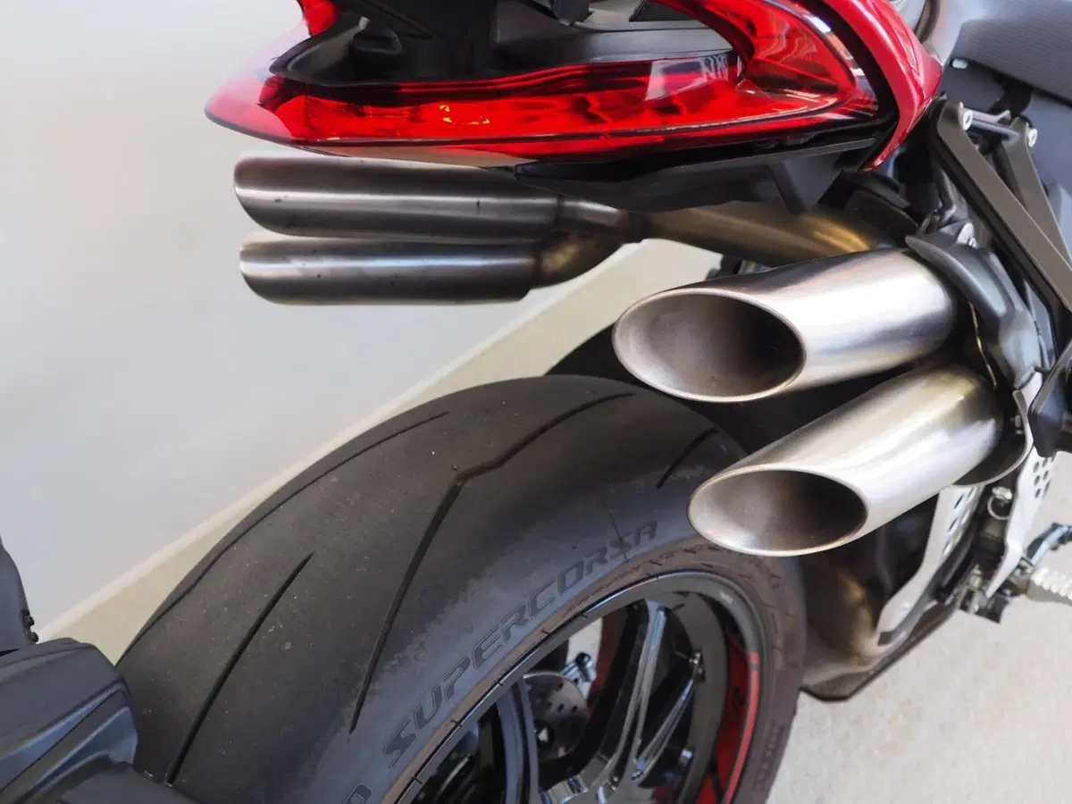 MV Agusta Brutale 1000 RR (2021 - 25) (9)