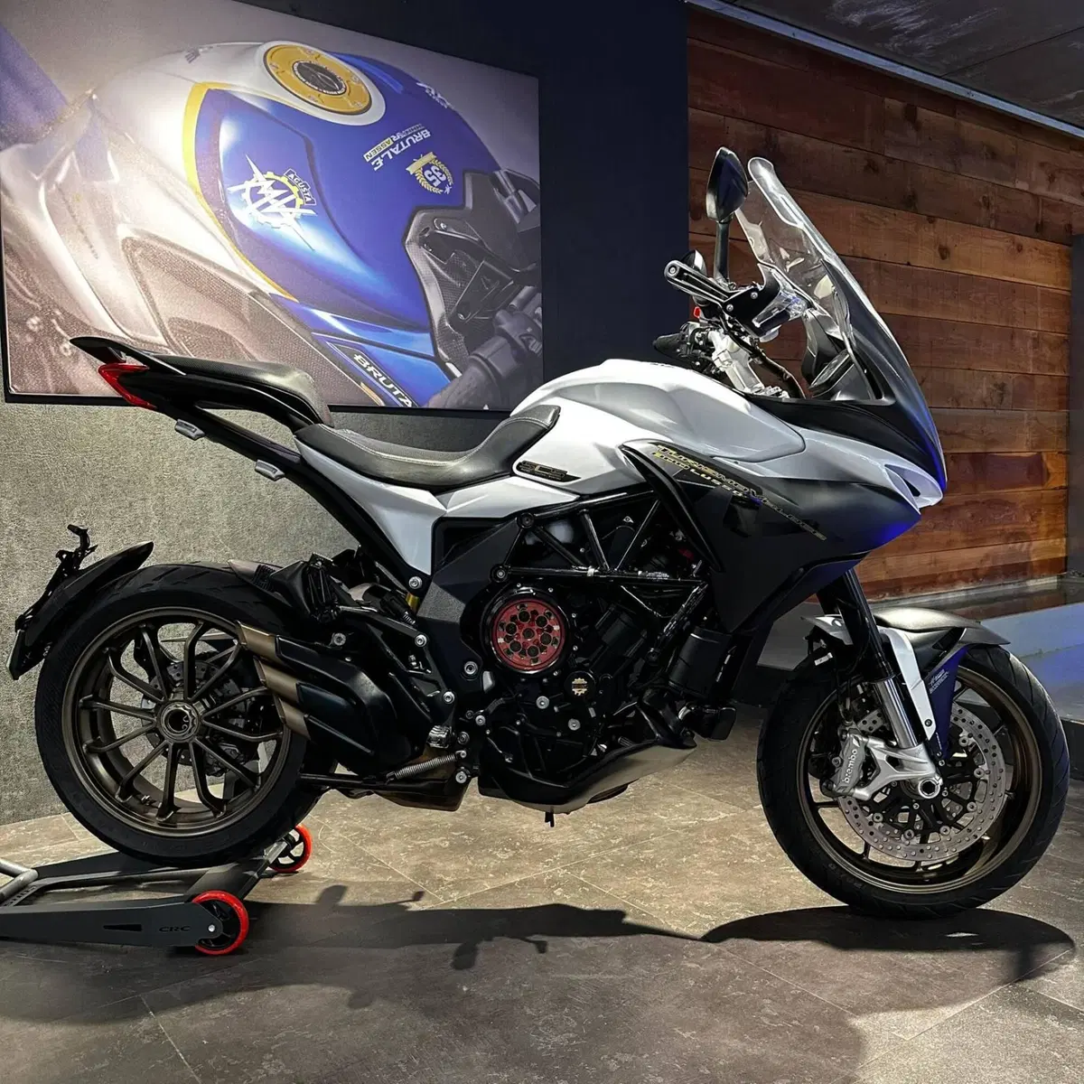 MV Agusta Turismo Veloce 800 Lusso SCS (2017 - 20) (2)