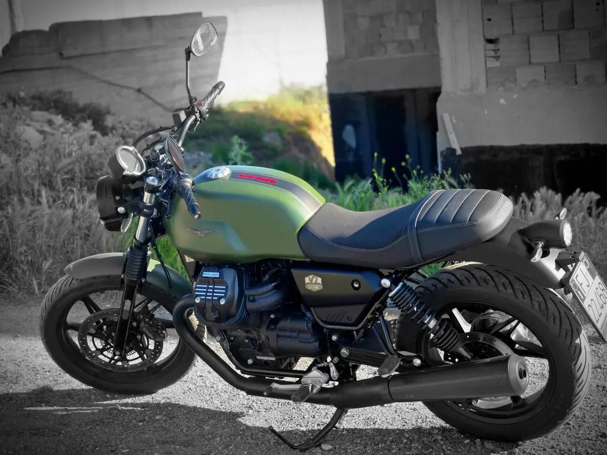Moto Guzzi V7 Stone Ten (2024 - 25) (2)