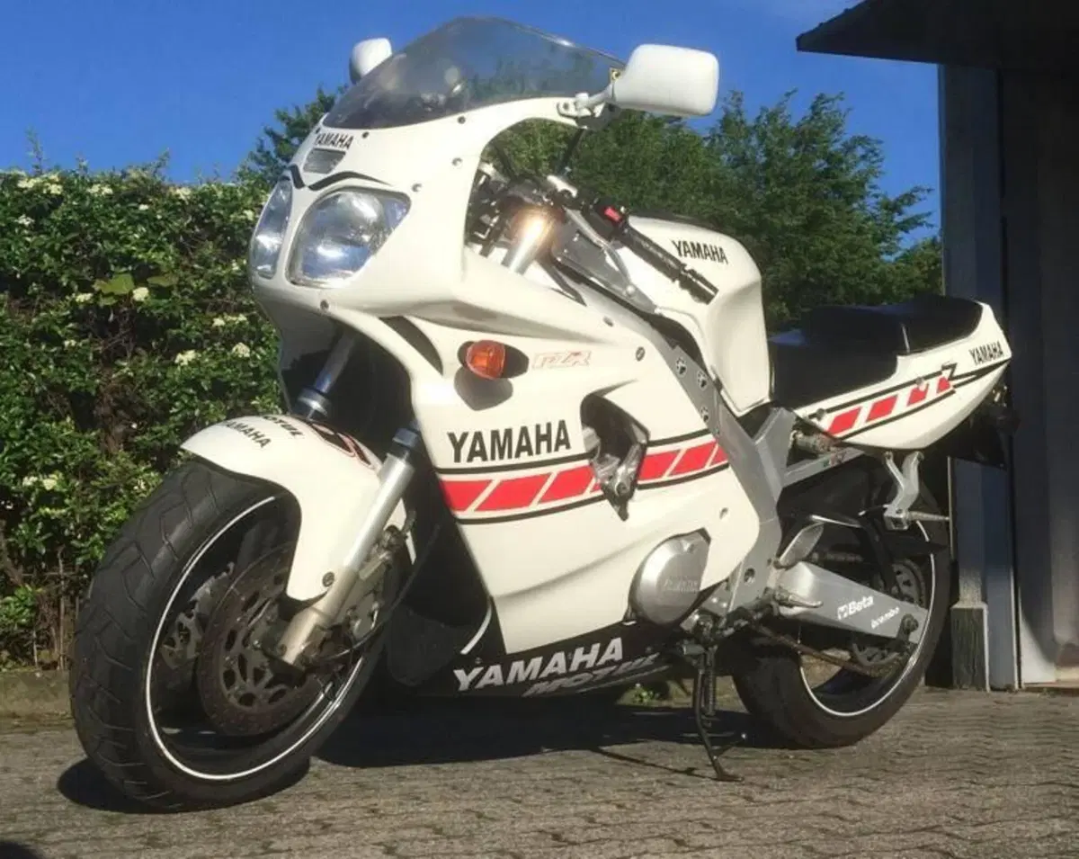 Yamaha FZR 600 R  (4)