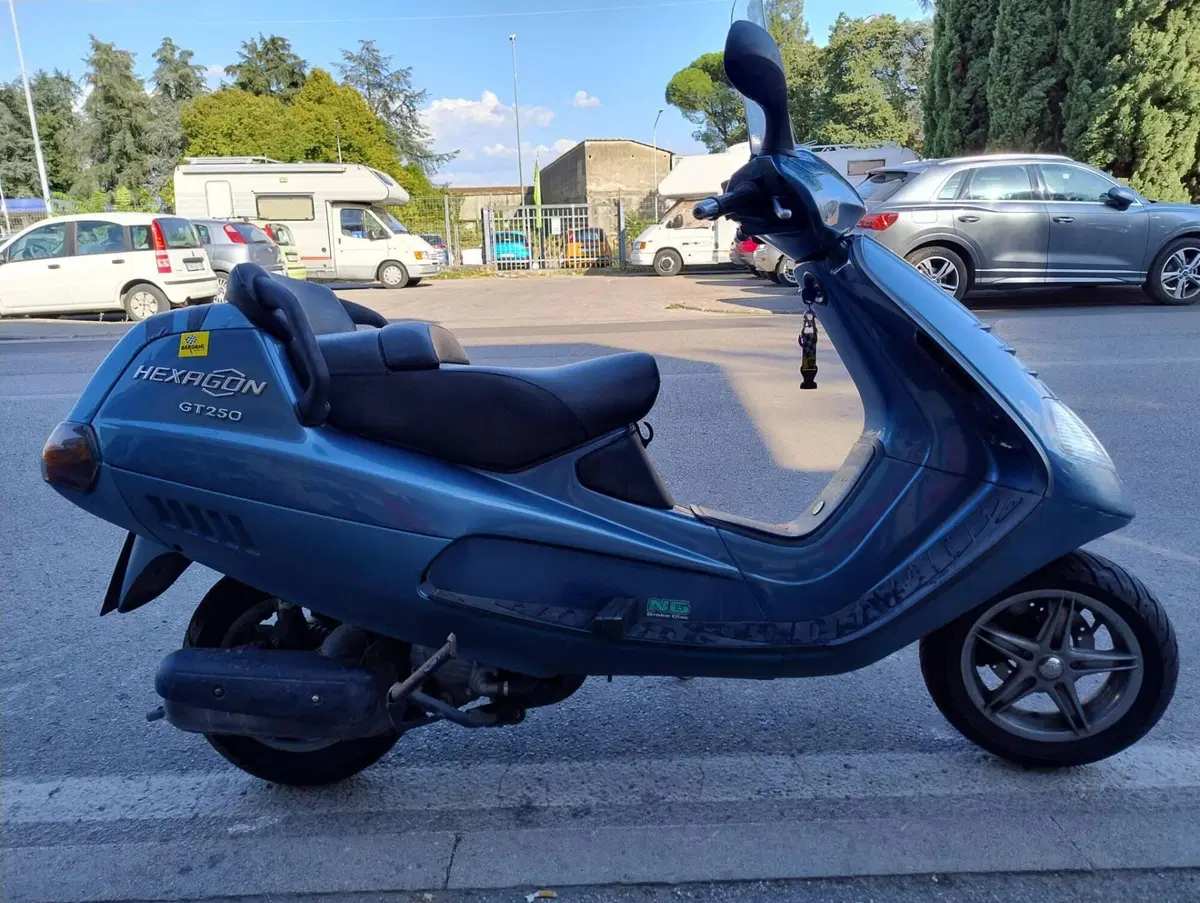 Piaggio Hexagon 250 GT (4)