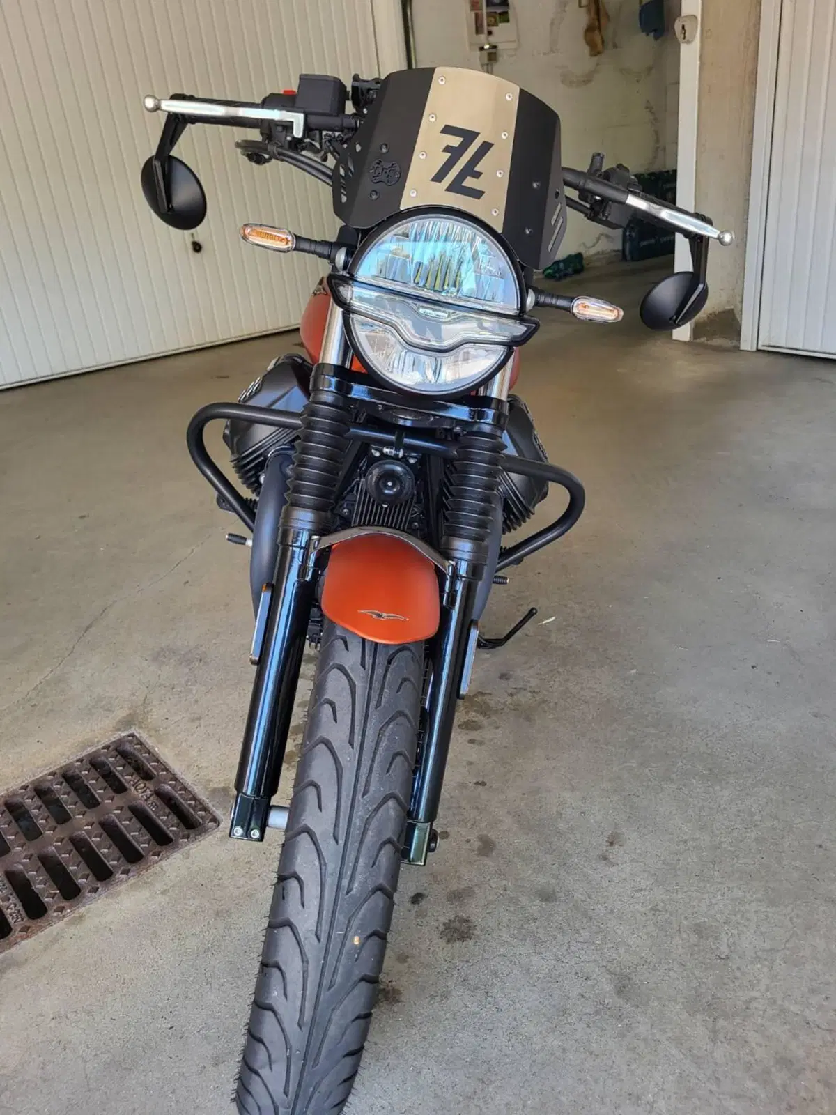 Moto Guzzi V7 Stone (2021 - 24) (2)