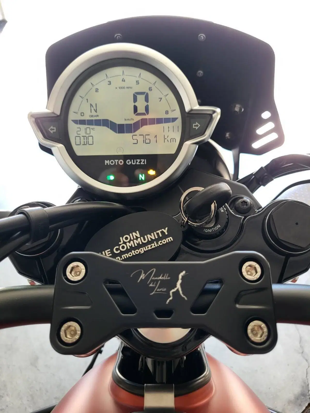 Moto Guzzi V7 Stone (2021 - 24) (4)