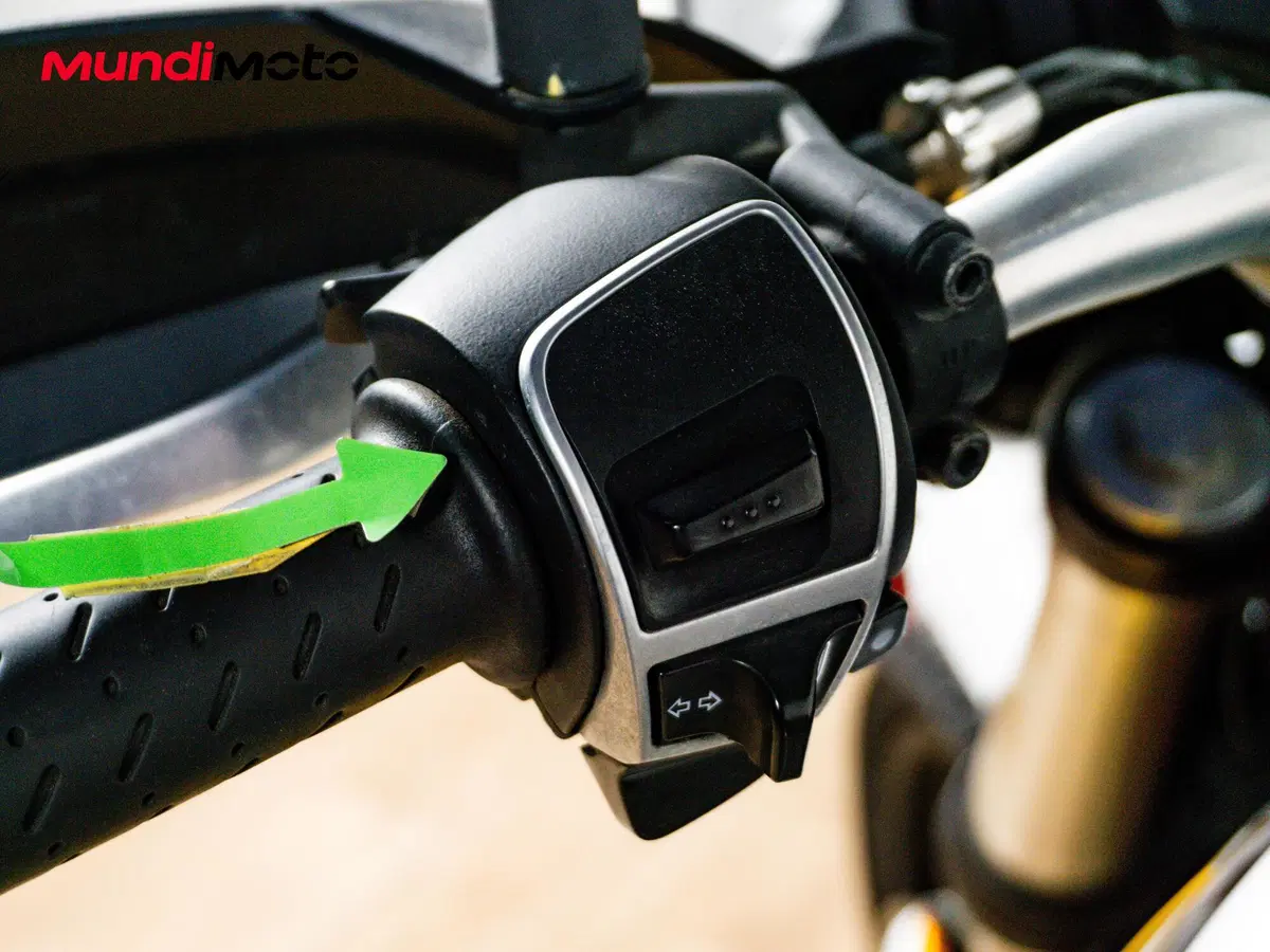 Moto Guzzi V85 TT Evocative Graphics (2019 - 20) (18)