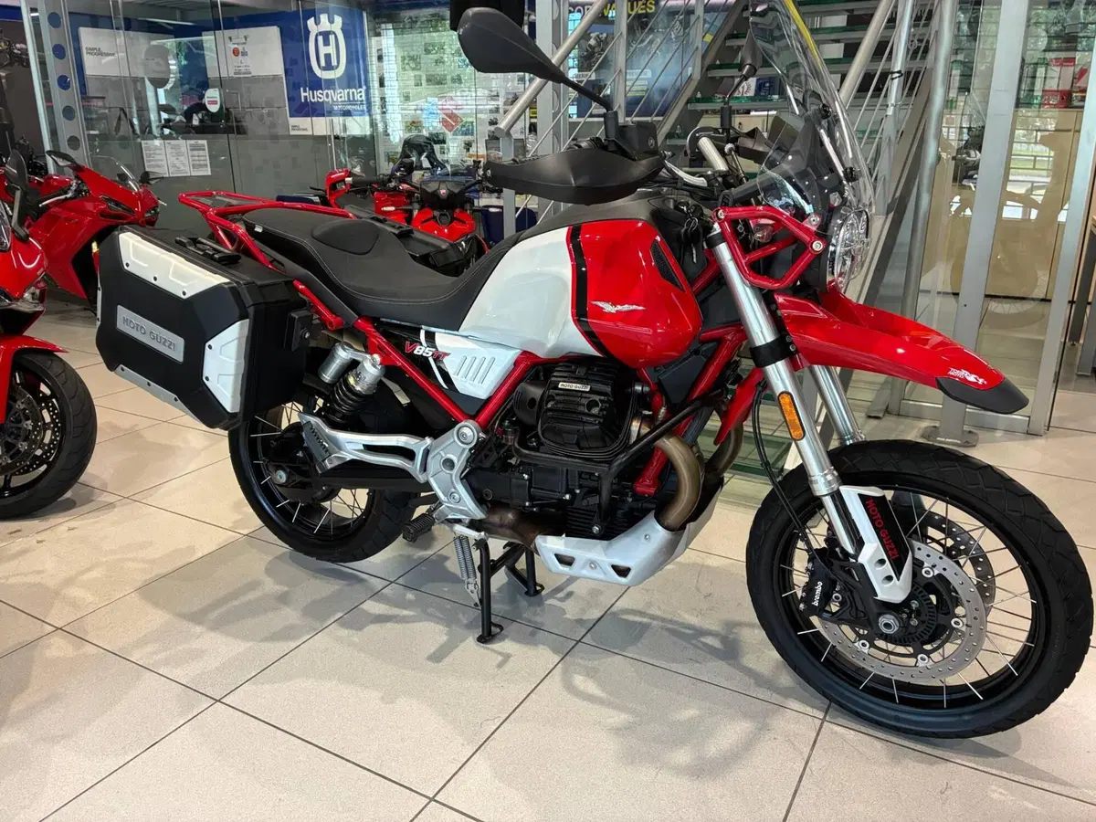 Moto Guzzi V85 TT (2021 - 23) (2)