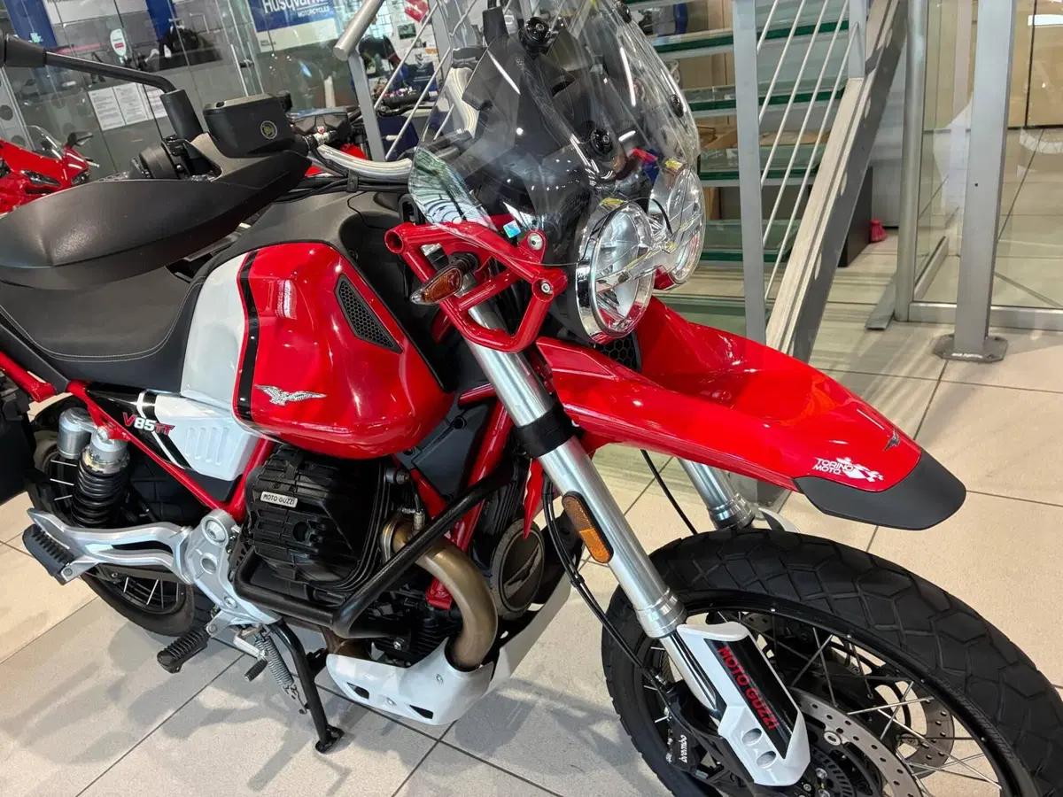 Moto Guzzi V85 TT (2021 - 23) (3)