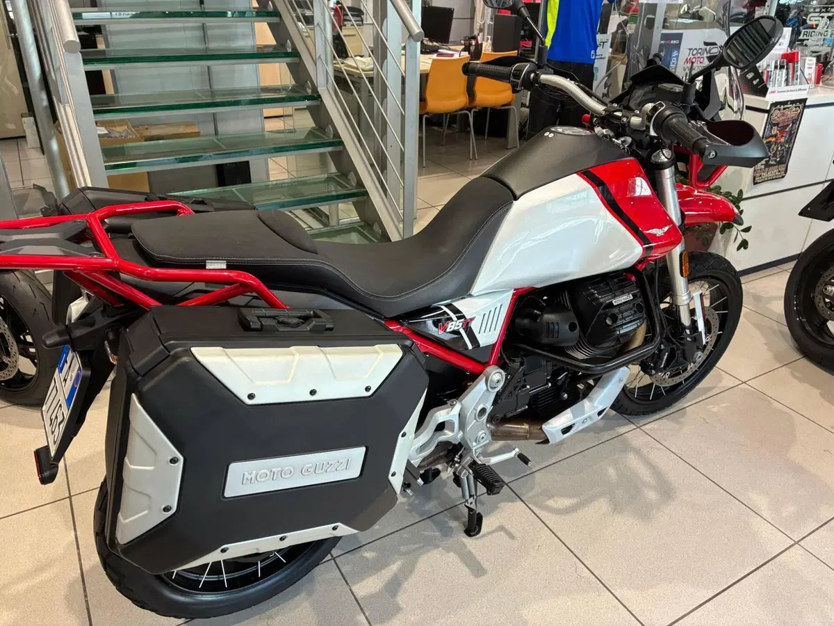 Moto Guzzi V85 TT (2021 - 23) (5)