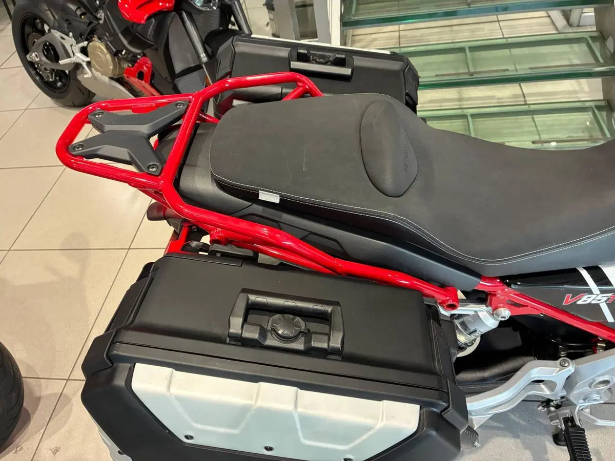 Moto Guzzi V85 TT (2021 - 23) (6)