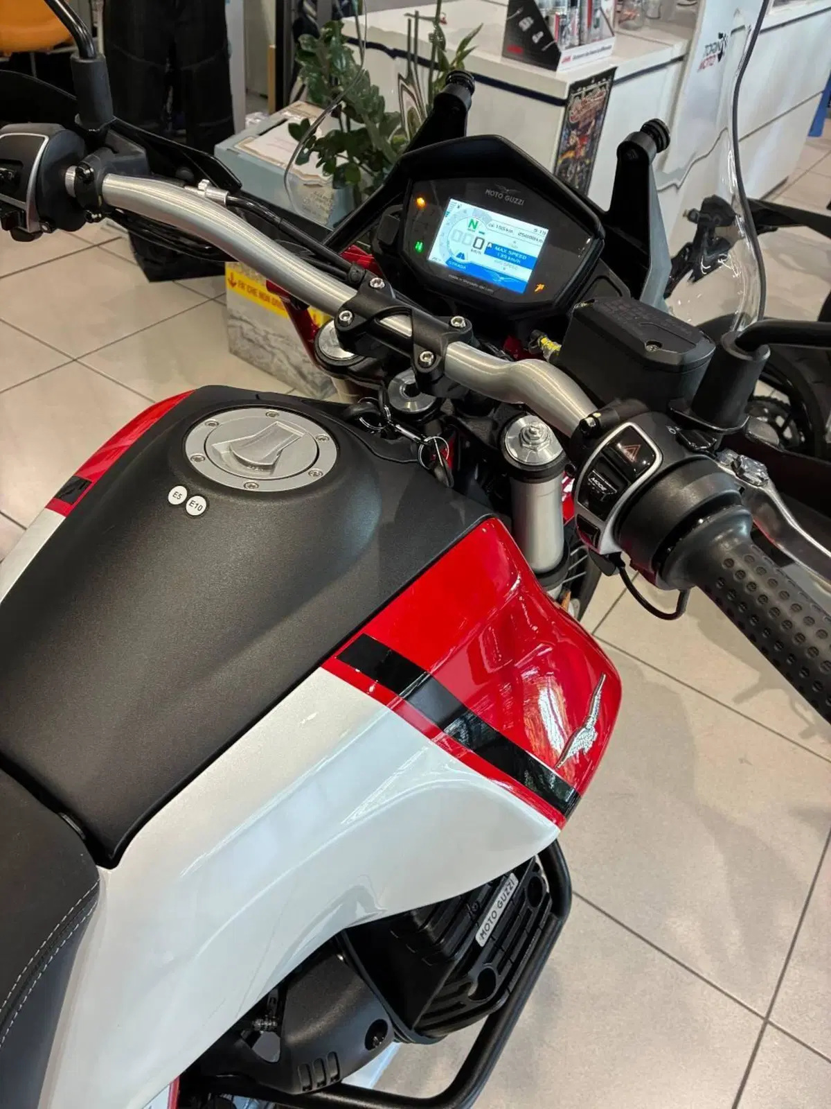Moto Guzzi V85 TT (2021 - 23) (7)