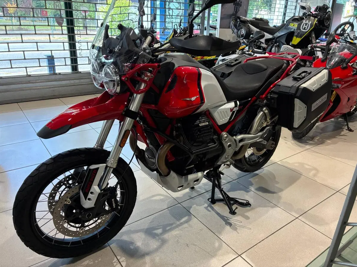 Moto Guzzi V85 TT (2021 - 23) (9)