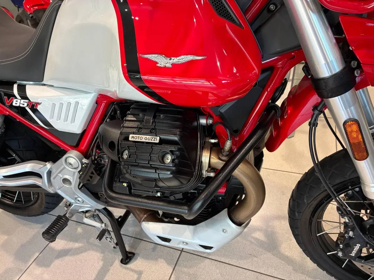 Moto Guzzi V85 TT (2021 - 23) (10)