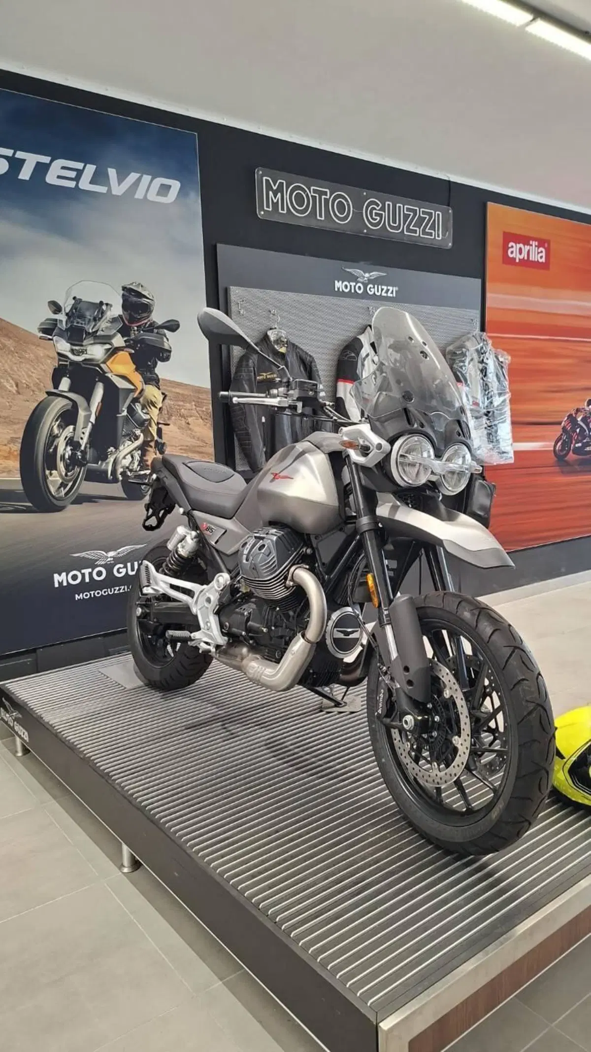 Moto Guzzi V85 Strada (2024 - 26) (2)