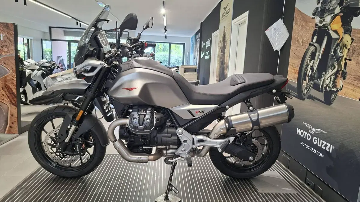 Moto Guzzi V85 Strada (2024 - 26)