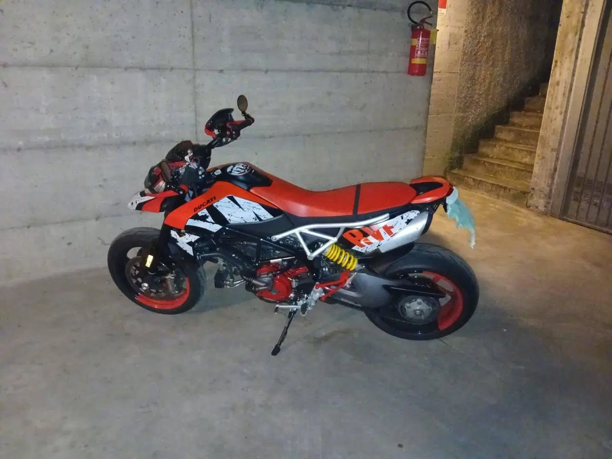 Ducati Hypermotard 950 RVE (2022 - 25) (4)