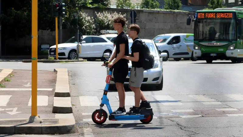 Monopattini, dal 17 luglio arriva l'assicurazione obbligatoria ma casco e targa restano un miraggio nelle citt&agrave;