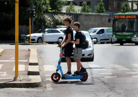 Monopattini, dal 17 luglio arriva l'assicurazione obbligatoria ma casco e targa restano un miraggio nelle città