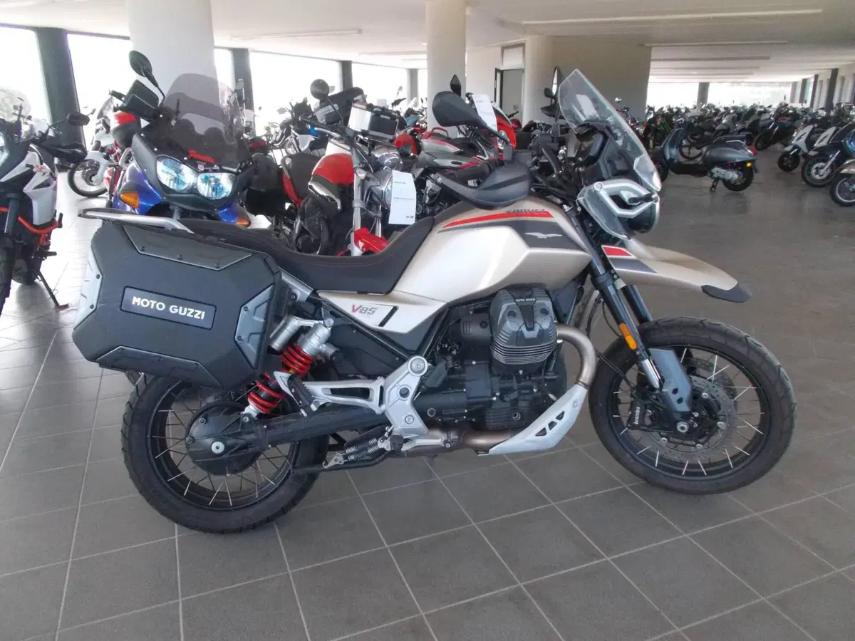 Moto Guzzi V85 TT Travel (2024 - 26) (2)