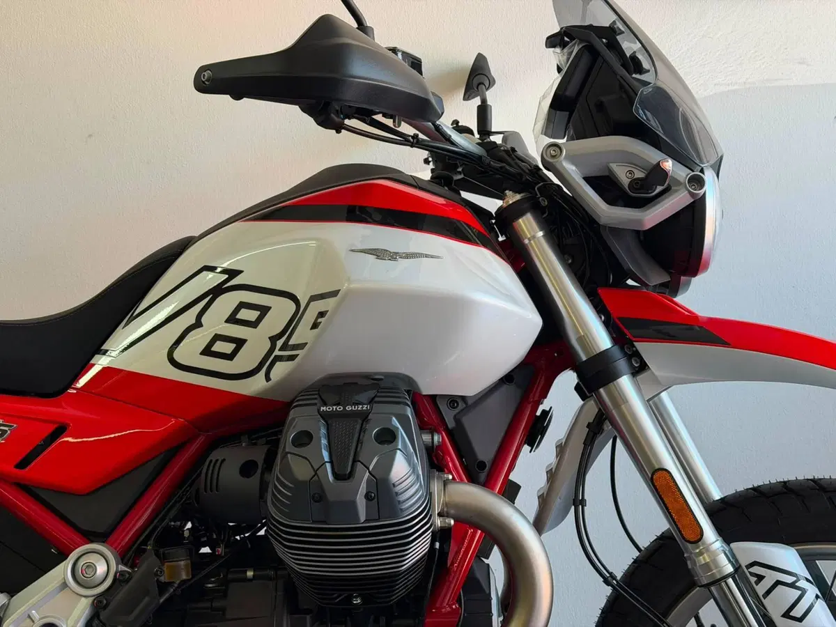 Moto Guzzi V85 TT (2024 - 26) (2)