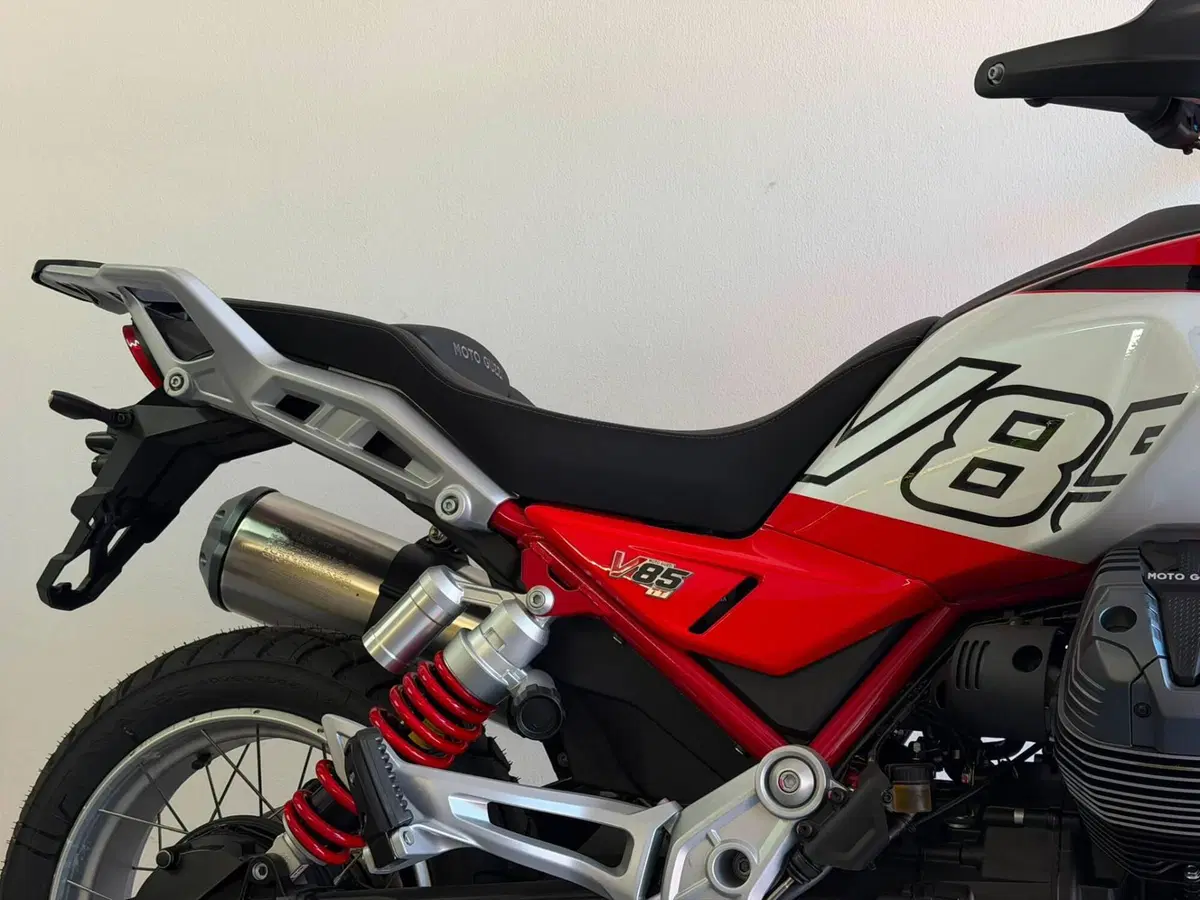 Moto Guzzi V85 TT (2024 - 26) (4)