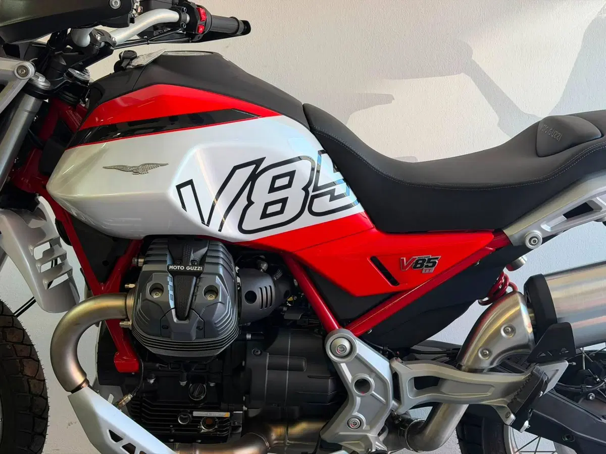 Moto Guzzi V85 TT (2024 - 26) (6)