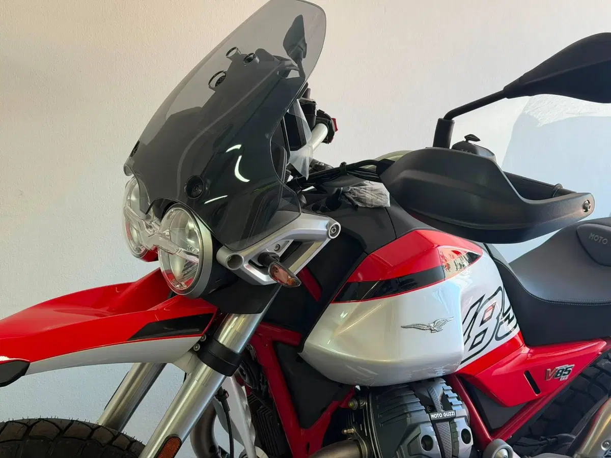 Moto Guzzi V85 TT (2024 - 26) (7)