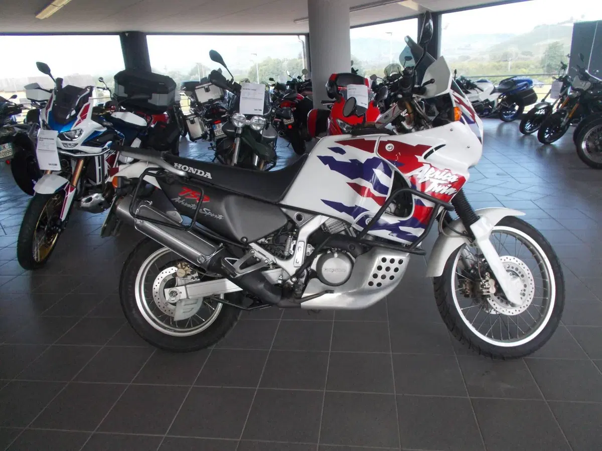 Honda AFRICA TWIN 750  (2)