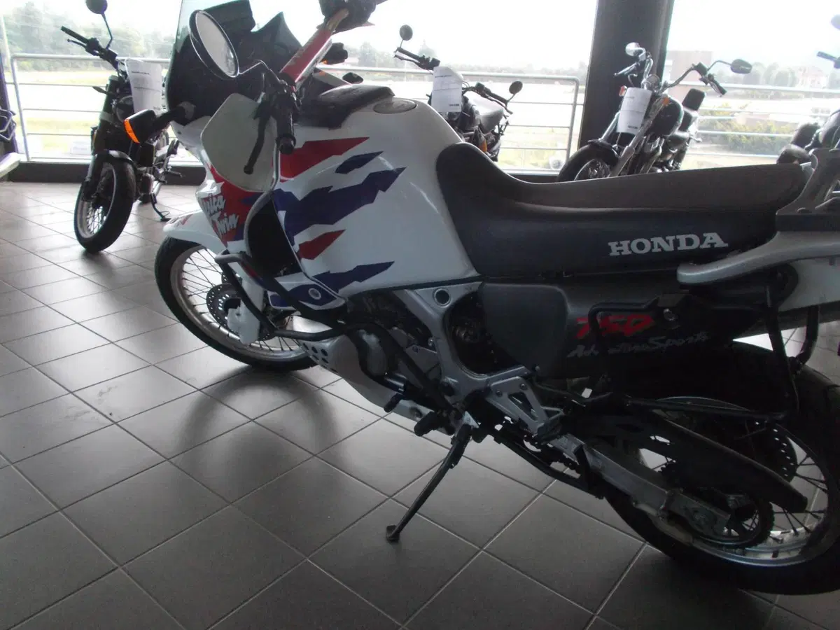 Honda AFRICA TWIN 750  (4)