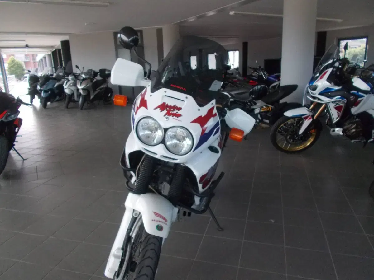 Honda AFRICA TWIN 750  (5)