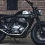 Royal Enfield Interceptor 650 in stile Brat Bobber: dettagli cromati e ruote XL