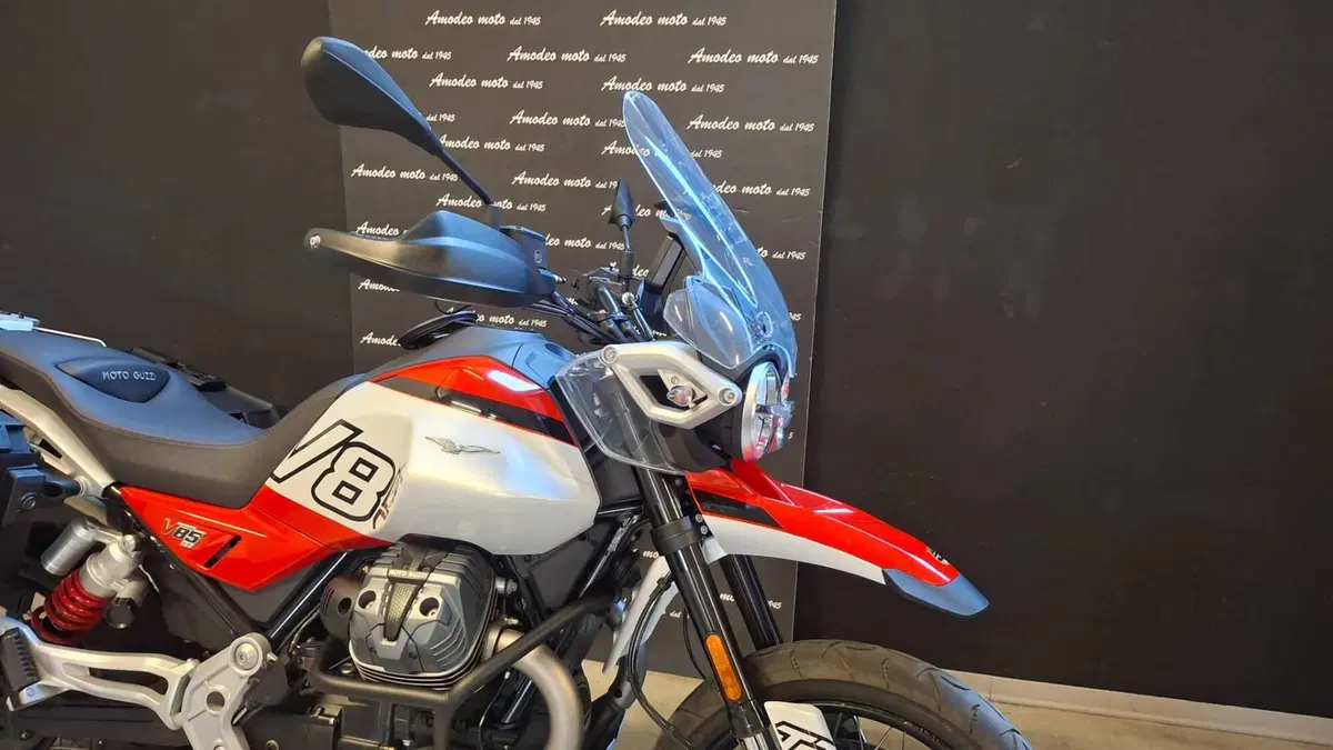 Moto Guzzi V85 TT Travel (2024 - 26) (2)