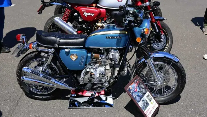 La straordinaria replica in miniatura della Honda CB750 Four nata in Giappone