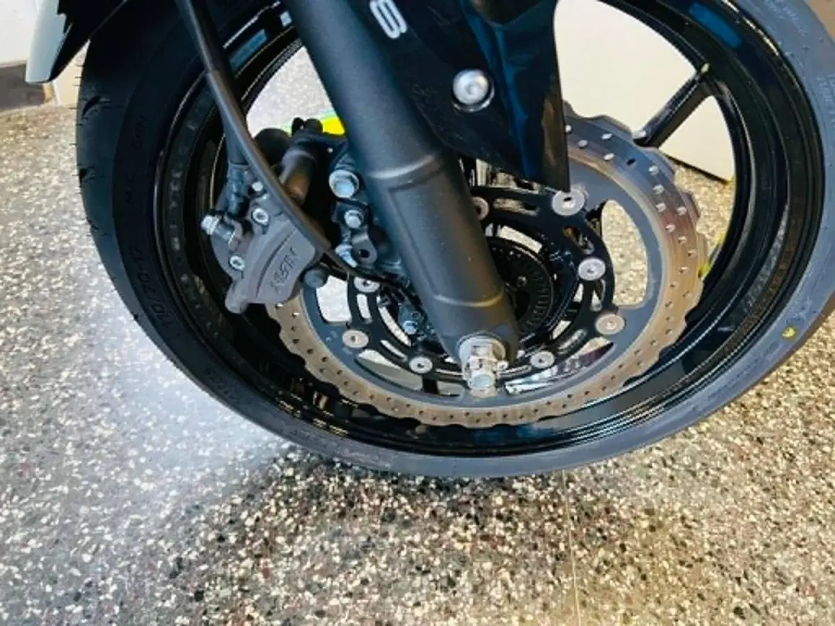 Kawasaki Z 400 (2023) (15)