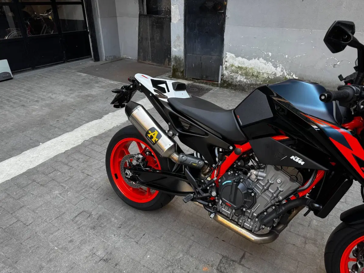 KTM 890 Duke R (2022 - 23) (4)