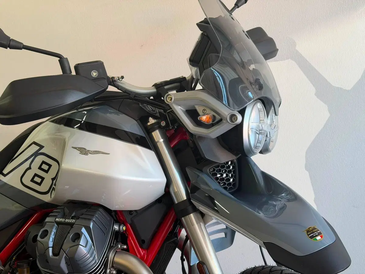 Moto Guzzi V85 TT (2024 - 26) (2)