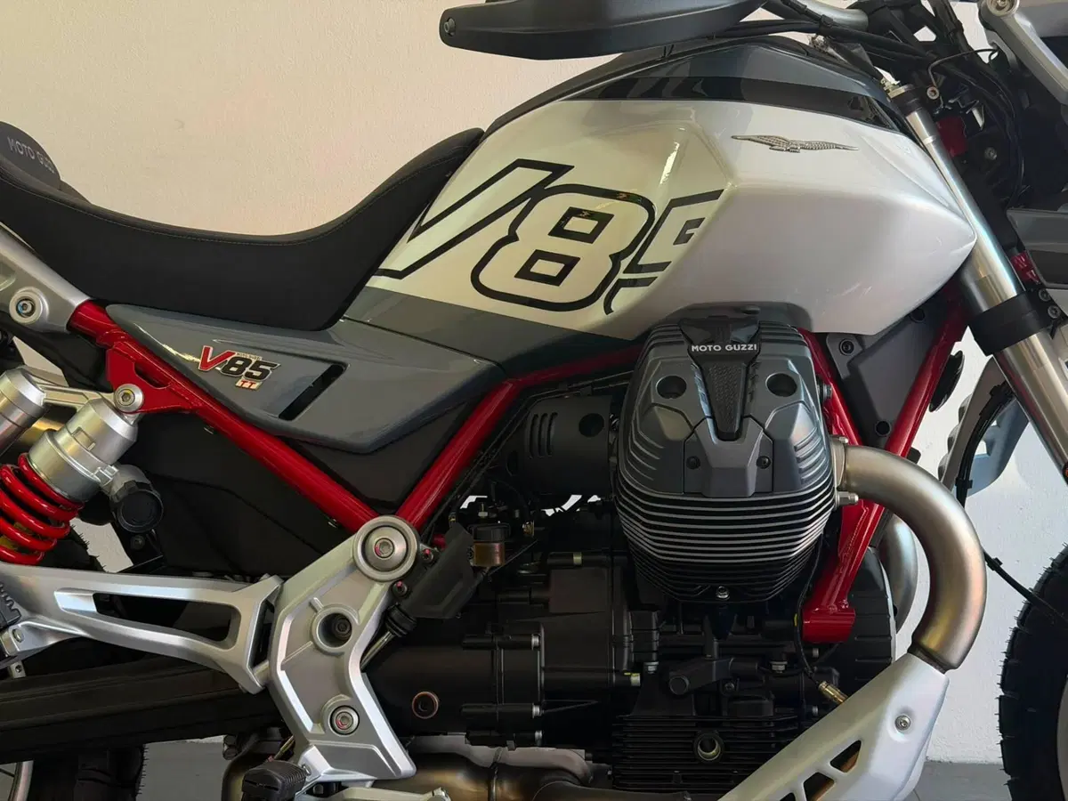 Moto Guzzi V85 TT (2024 - 26) (3)