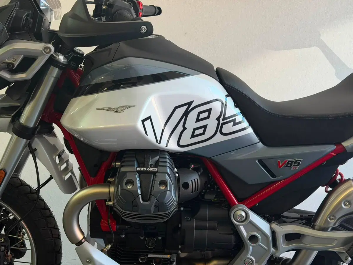 Moto Guzzi V85 TT (2024 - 26) (5)