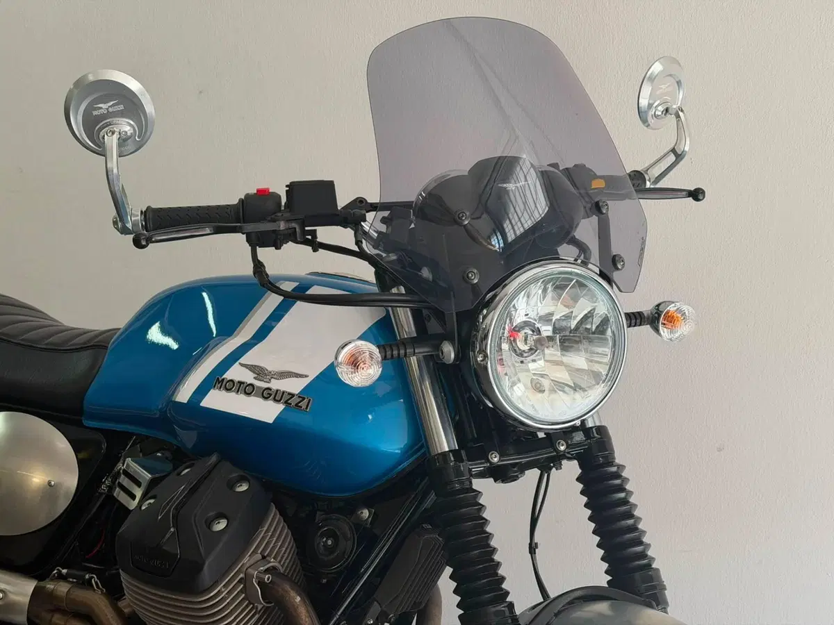 Moto Guzzi V7 II Special (2015 - 17) (5)