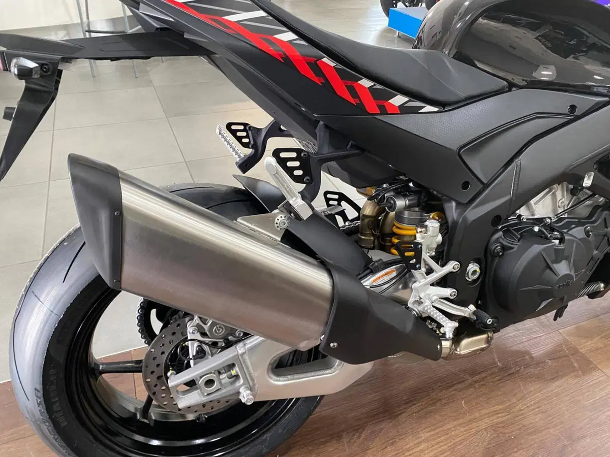 Aprilia Tuono V4 Factory (2025 - 26) (6)