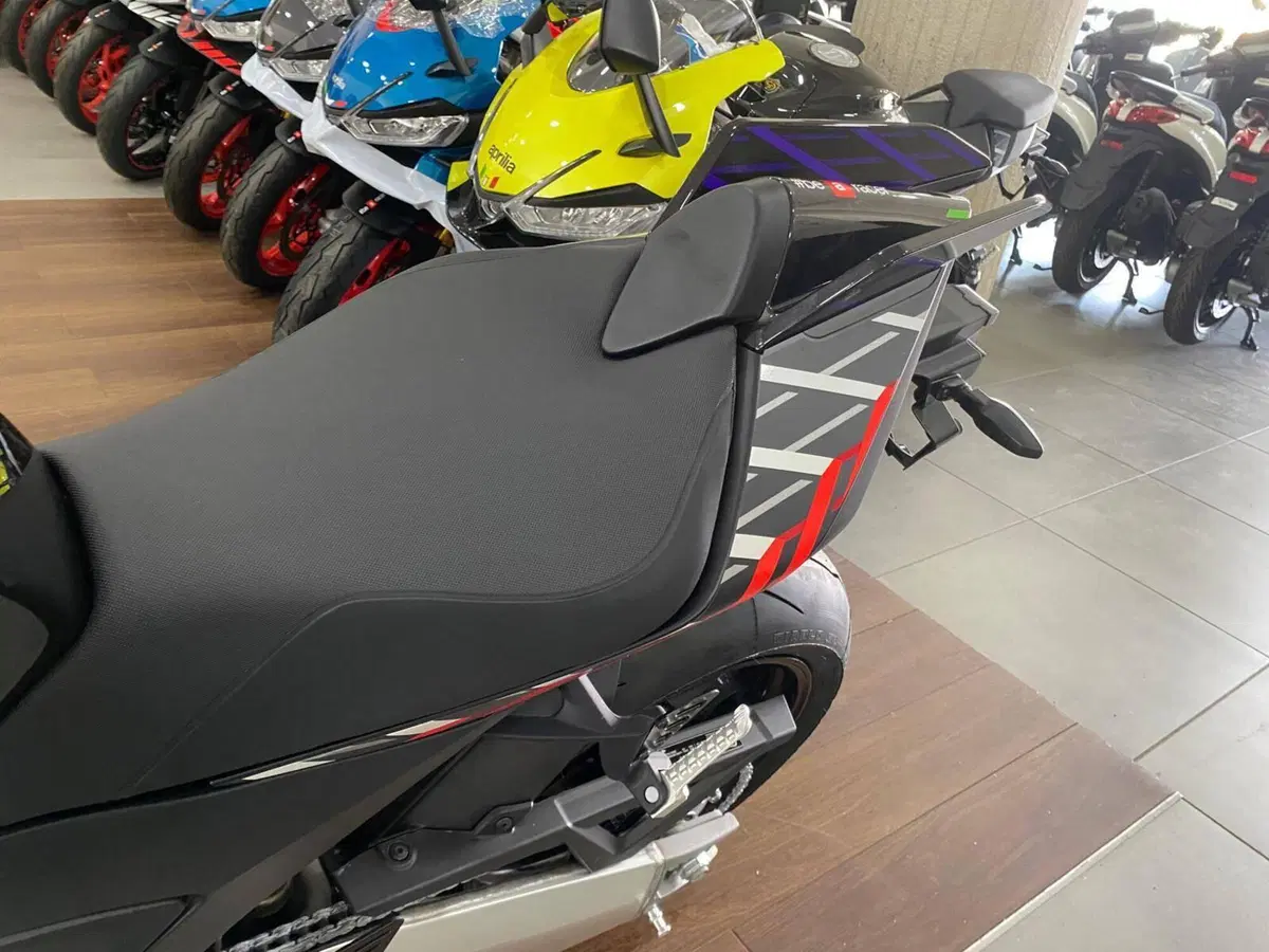 Aprilia Tuono V4 Factory (2025 - 26) (8)