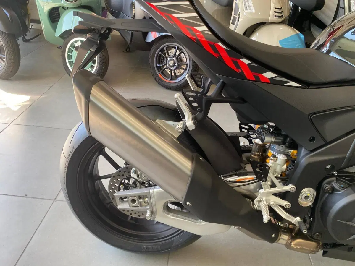 Aprilia RSV4 1100 Factory (2025 - 26) (8)