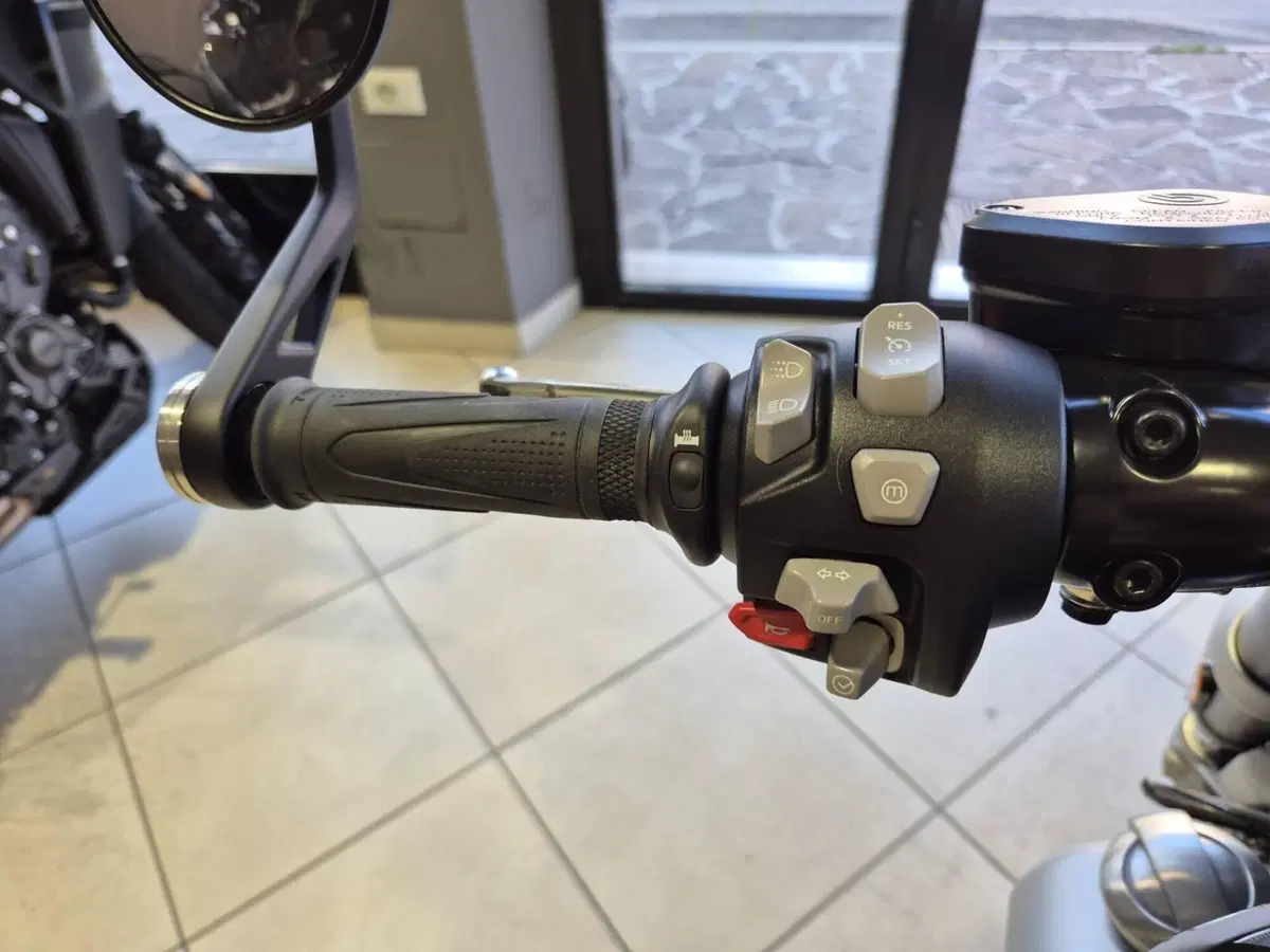 Triumph Rocket 3 R (2021 - 24) (12)