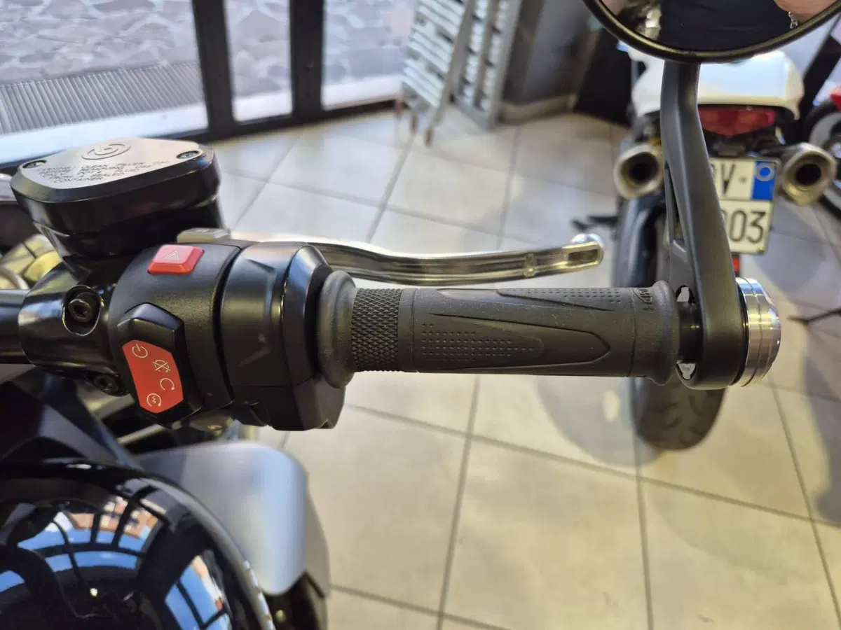 Triumph Rocket 3 R (2021 - 24) (13)