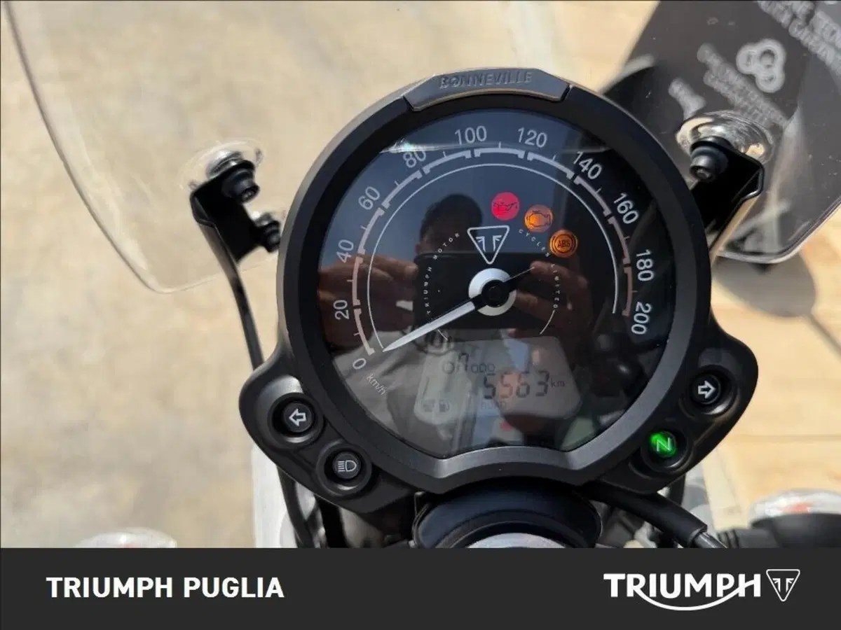 Triumph Speed Twin 900 Chrome Edition (2023) (2)