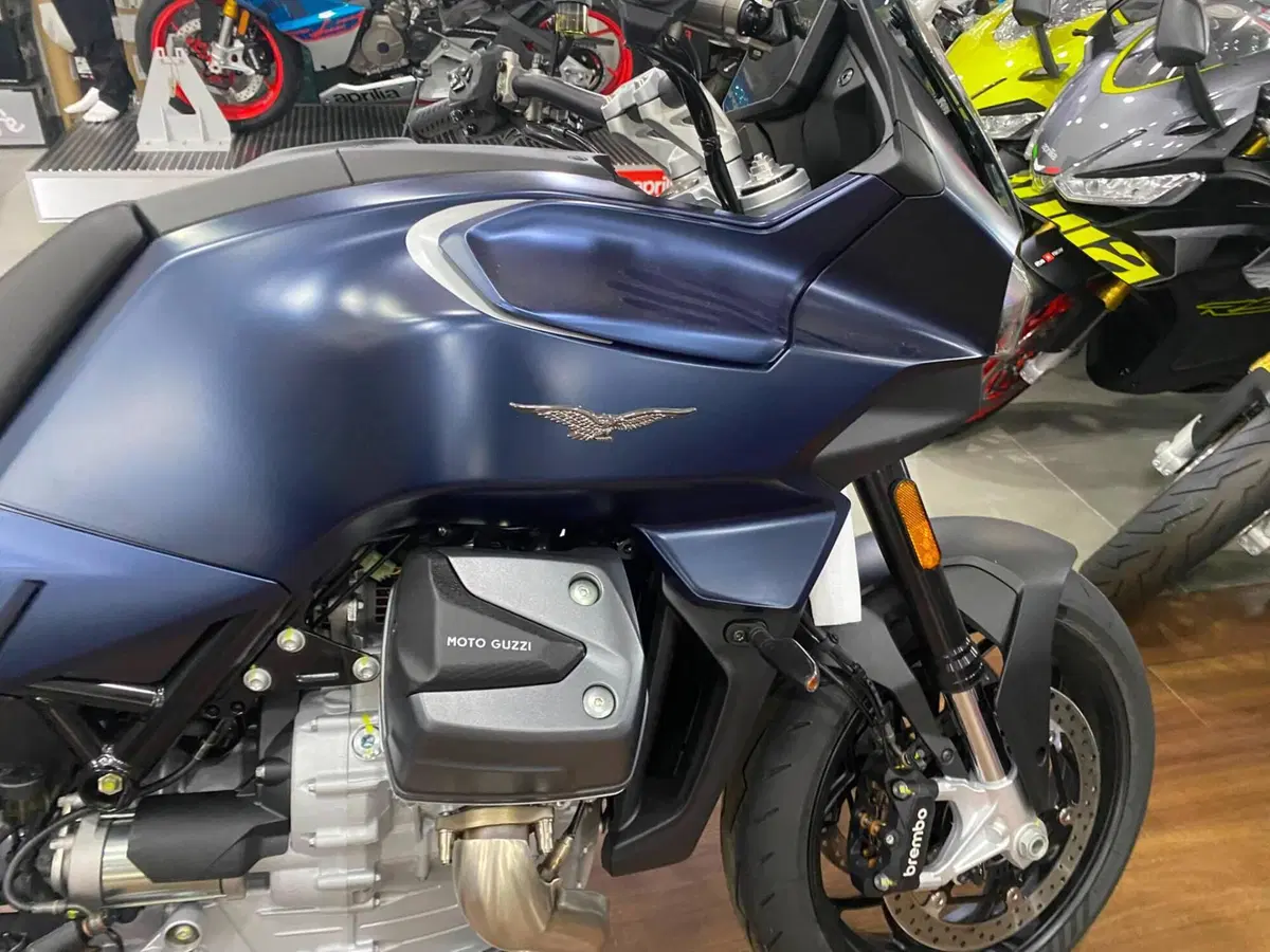 Moto Guzzi V100 Mandello (2025 - 26) (4)