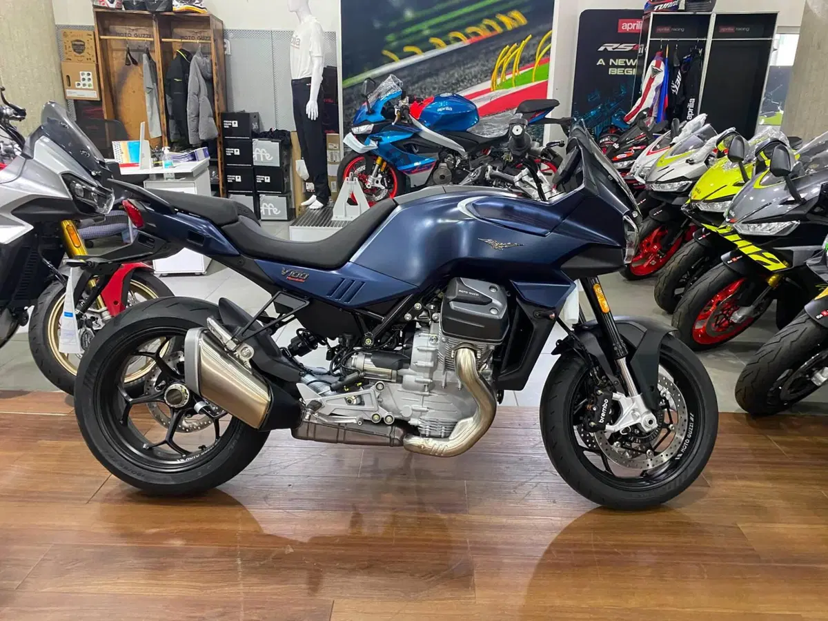 Moto Guzzi V100 Mandello (2025 - 26) (2)