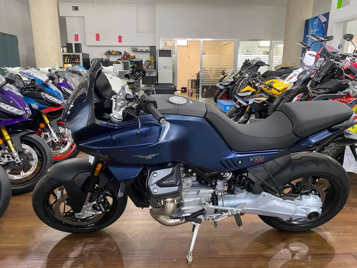 Moto Guzzi V100 Mandello (2025 - 26) (3)