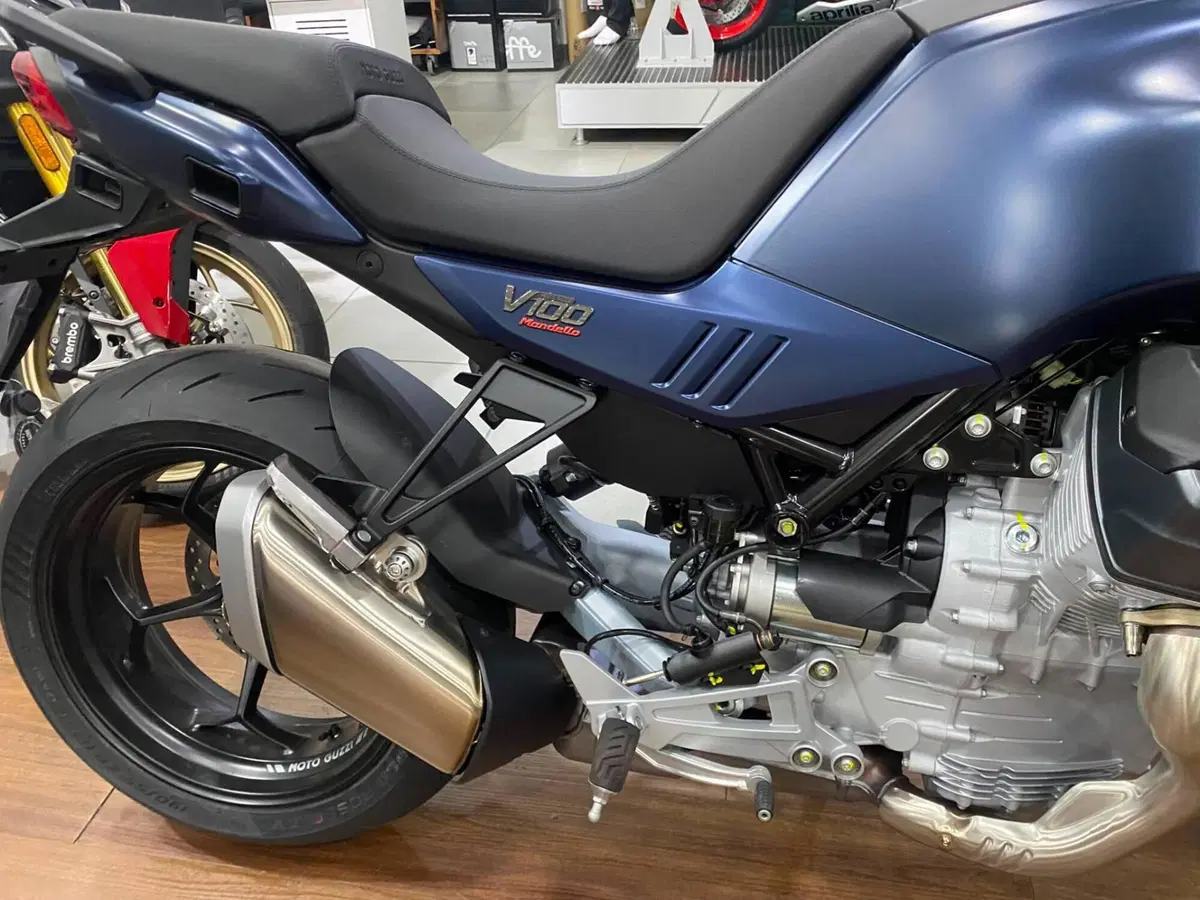 Moto Guzzi V100 Mandello (2025 - 26) (5)